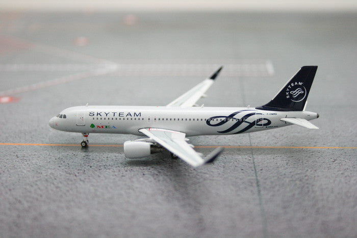 Phoenix Middle Eastern Airlines (MEA) Skyteam Airbus A320 'Sharklets' 1/400 Scale