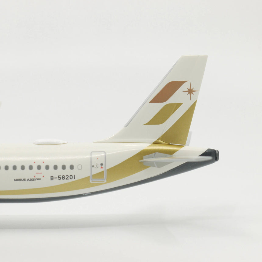 Hogan STARLUX Airlines Airbus A321NEO (with wooden stand and landing gear) 1/200 Scale
