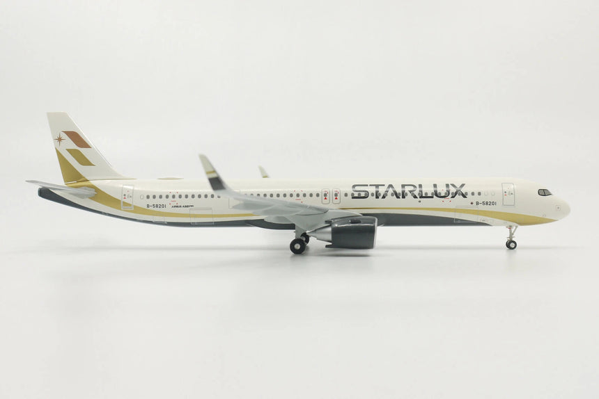 Hogan STARLUX Airlines Airbus A321NEO (with wooden stand and landing gear) 1/200 Scale