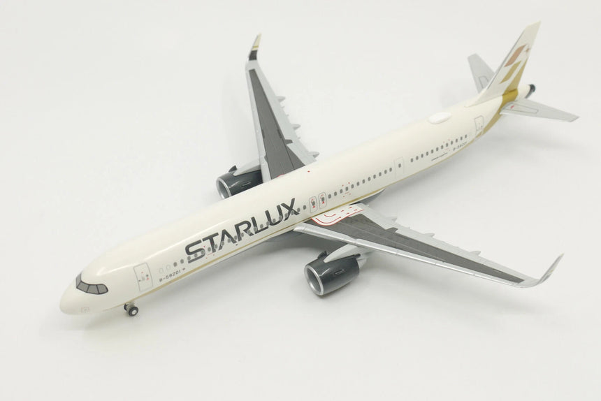 Hogan STARLUX Airlines Airbus A321NEO (with wooden stand and landing gear) 1/200 Scale