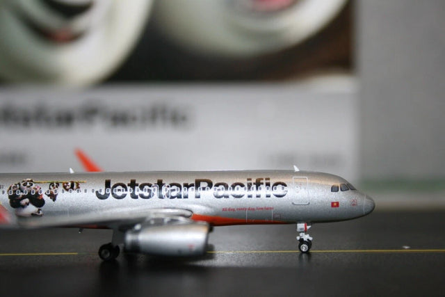 Phoenix JetStar Airbus A320 VH-VFX 1/400 Aircraft Scale Model