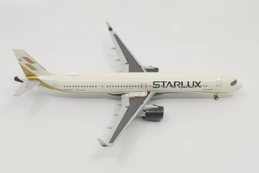 Hogan STARLUX Airlines Airbus A321NEO (with wooden stand and landing gear) 1/200 Scale