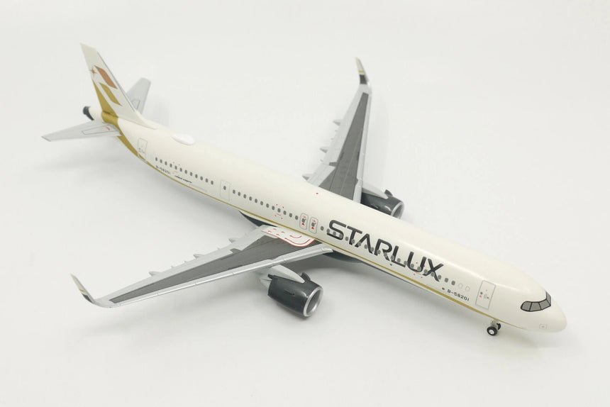 Hogan STARLUX Airlines Airbus A321NEO (with wooden stand and landing gear) 1/200 Scale