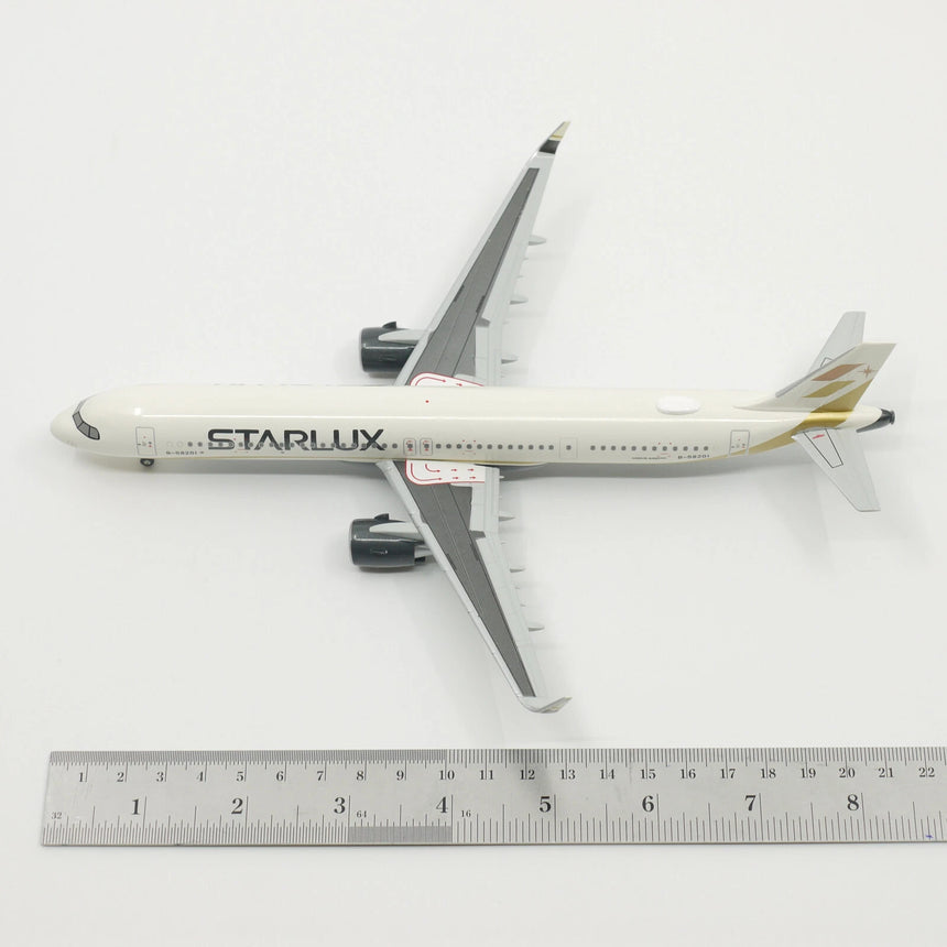 Hogan STARLUX Airlines Airbus A321NEO (with wooden stand and landing gear) 1/200 Scale